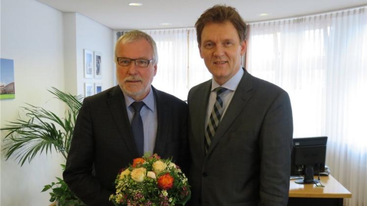 Ulrich Boss (links) wurde durch Lingens Oberbürgermeister Dieter Krone zum neuen Betriebsleiter der Stadtentwässerung Lingen bestellt. 