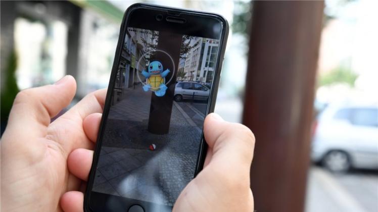 Wer in dem Spiel Pokémon Go eine Pokémon-Figur erwischen will, muss angestrengt auf sein Handy blicken. Das kann zu Unfällen führen, warnt der ADAC. 