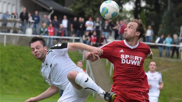 Ausgeglichener Luftkampf, ausgeglichenes Spiel: Jann Schlötke von GVO Oldenburg und Julian Dienstmaier vom VfL Stenum trennten sich mit ihren Teams gestern 1:1. Ausgeglichener Luftkampf, ausgeglichenes Spiel: Jann Schlötke von GVO Oldenburg und Julian Dienstmaier vom VfL Stenum trennten sich mit ihren Teams gestern 1:1.