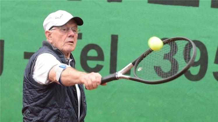Bei den Meisterschaften des Niedersächsischen Tennisverbandes, die auf der Anlage des Oldenburger TeV stattfanden, hat Edo Addicks (Huder TV) bei den Herren 70 die Nebenrunde gewonnen. 