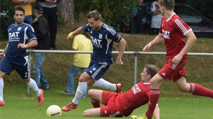 Sind an diesem Sonntag in Heimspielen gefordert: die Bezirksliga-Fußballer des SV Tur Abdin (links) und des VfL Stenum. Sind an diesem Sonntag in Heimspielen gefordert: die Bezirksliga-Fußballer des SV Tur Abdin (links) und des VfL Stenum.