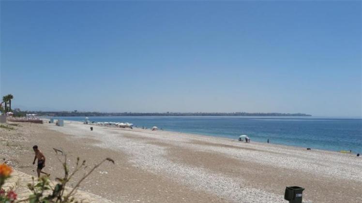 Der leere Strand Konyaalti in Antalya: Wiederkehrende Terroranschläge und Reisewarnungen für die Türkei haben Urlauber verunsichert. 
