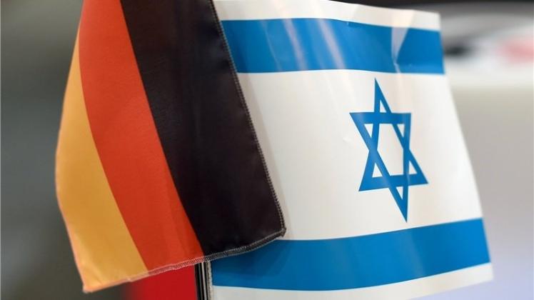 Fähnchen von Deutschland und Israel Seite an Seite. 