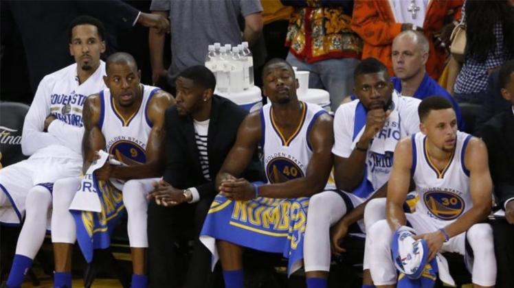 Die Warriors vergeben die erste Chance auf den NBA-Titel. Die Warriors vergeben die erste Chance auf den NBA-Titel.