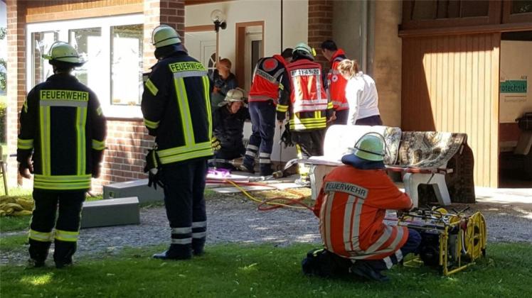 Ein Mann aus Bissendorf ist am Freitagmorgen bei Reinigungsarbeiten kopfüber in einen Kellerschacht gestürzt. 