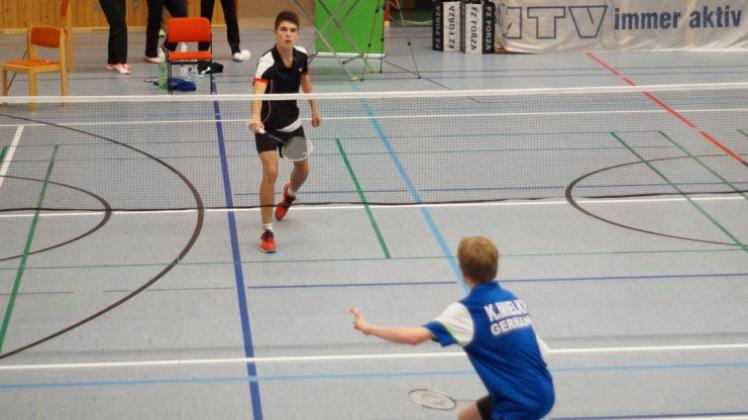 Volle Konzentration: Ole Hahn vom Delmenhorster Federball-Club im U17-Einzel gegen seinen Doppelpartner Kjell Mielke. 