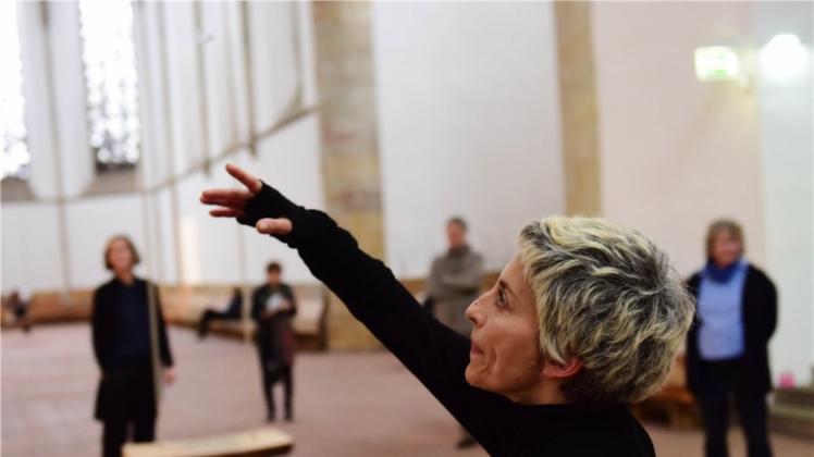 Die Kunsthalle Osnabrück ist zu einem Ort für Performances geworden. Hier ein Eindruck von „Flug“, der letzten Performance im Rahmen des Projekts You are Splendid von Maria José Arjona zusmman mit Rafael Duarte in der Kunsthalle Osnabrück am 4. März 2016. 