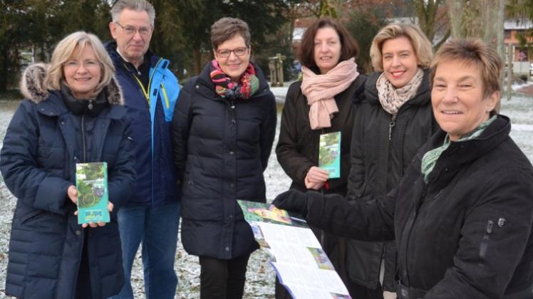 Mitglieder aus den Teams der Gästeführer und der Touristik-Palette Hude haben jetzt das neue Gästeführer-Programm vorgestellt: (von links) Sylvia Stelzner, Günter Budde, Martina Weisensee, Cornelia Wessels, Kerstin Sonka und Edith Buskohl. Mitglieder aus den Teams der Gästeführer und der Touristik-Palette Hude haben jetzt das neue Gästeführer-Programm vorgestellt: (von links) Sylvia Stelzner, Günter Budde, Martina Weisensee, Cornelia Wessels, Kerstin Sonka und Edith Buskohl.