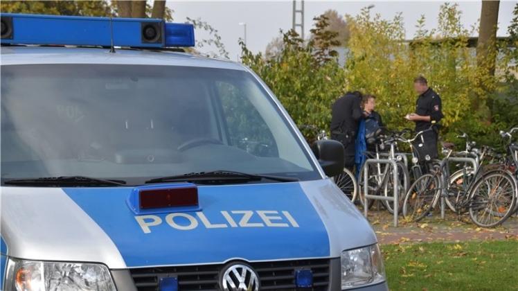 Die Polizei zeigte am Tag nach der Schlägerei verstärkt Präsenz in Ganderkesee. Schüler wurden durchsucht. Personalien wurden aufgenommen. Die Polizei zeigte am Tag nach der Schlägerei verstärkt Präsenz in Ganderkesee. Schüler wurden durchsucht. Personalien wurden aufgenommen.