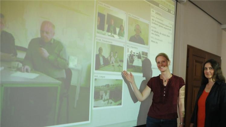 Lernen über das Internet: Birte Jaacks und Natascha Hartleif freuen sich über die Verbindung zu ihren Kollegen. 