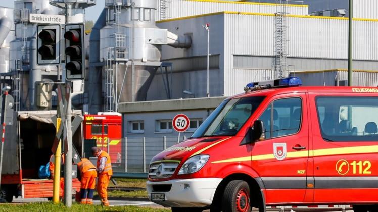 Wie kam es am Samstag zum zweiten Brand innerhalb von drei Tagen im Herhof Recyclingcenter der Firma Helector im Osnabrücker Stadtteil Hafen? Diese Gretchenfrage konnten auch am Sonntag weder Polizei noch Feuerwehr beantworten. 
