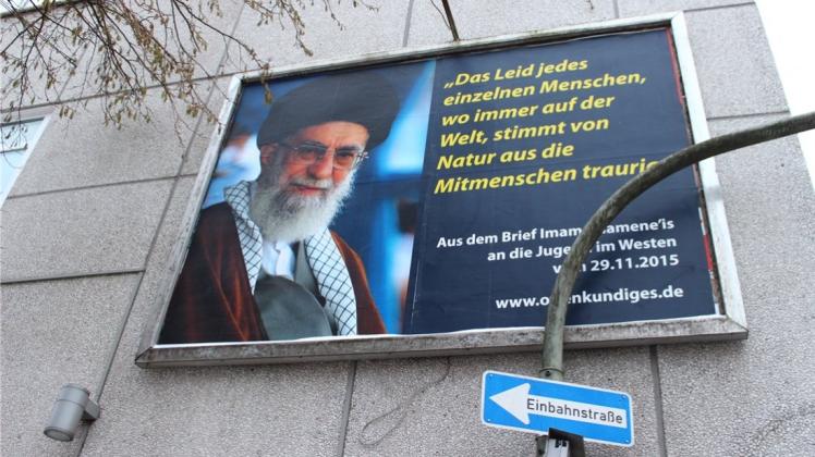Ein Plakat am City Center über dem Bürgerbüro zeigte zum Jahreswechsel Ayatollah Ali Chamenei, politischer und religiöser Führer des Iran. Dies sei keine Volksverhetzung, teilte nun die Landesregierung unter Berufung auf eine Einschätzung der Oldenburger Staatsanwaltschaft mit. 