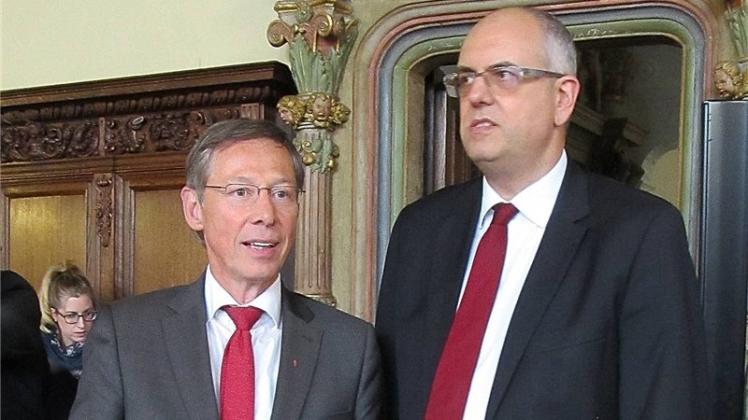 Sozialdemokraten und Partner im Verbund – Bremens Bürgermeister Carsten Sieling (l.) und Weyhes Bürgermeister Andreas Bovenschulte in der Oberen Rathaushalle. 