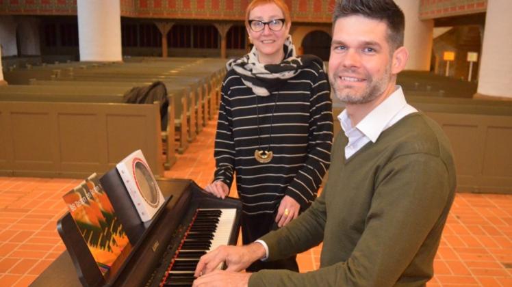 Pastorin Susanne Bruns und Kreiskantor Thorsten Ahlrichs hoffen auf viele Spenden, damit sich die Kirchengemeinde einen Flügel anschaffen kann. 15.000 Euro seien bereits da. 