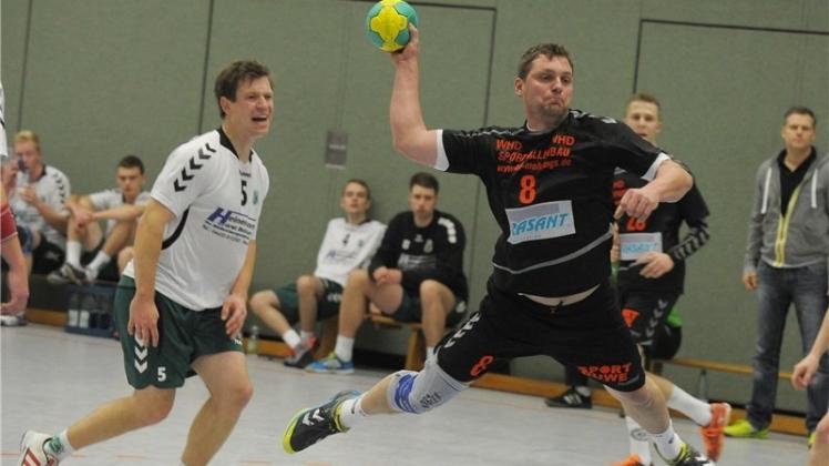 Empfängt den TV Bissendorf-Holte II: der Handball-Landesligist HSG Grüppenbühren/Bookholzberg um Werner Dörgeloh (rechts). 