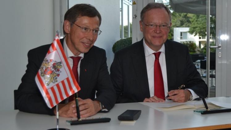 Die Regierungschefs Carsten Sieling (Bremen, l.) und Stephan Weil (Niedersachsen) haben in Delmenhorst unter anderem die weitere Förderung der Metropolregion Nordwest schriftlich besiegelt. Die Regierungschefs Carsten Sieling (Bremen, l.) und Stephan Weil (Niedersachsen) haben in Delmenhorst unter anderem die weitere Förderung der Metropolregion Nordwest schriftlich besiegelt.
