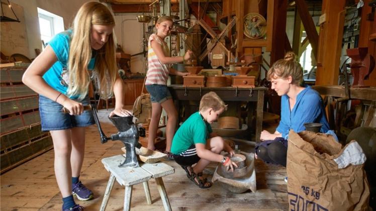 Auch in diesem Jahr können Kinder beim Mühlentag in der Hasberger Museumsmühle wieder selbst aktiv werden. Archivfoto: Andreas Nistler