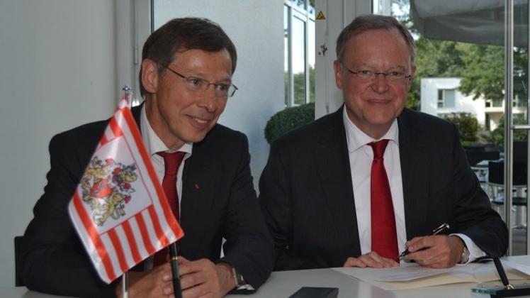 Bremens Bürgermeister Carsten Sieling (links) und Niedersachsens Ministerpräsident Stephan Weil werden am Festakt in Bremen teilnehmen. Archivfoto: Thomas Breuer