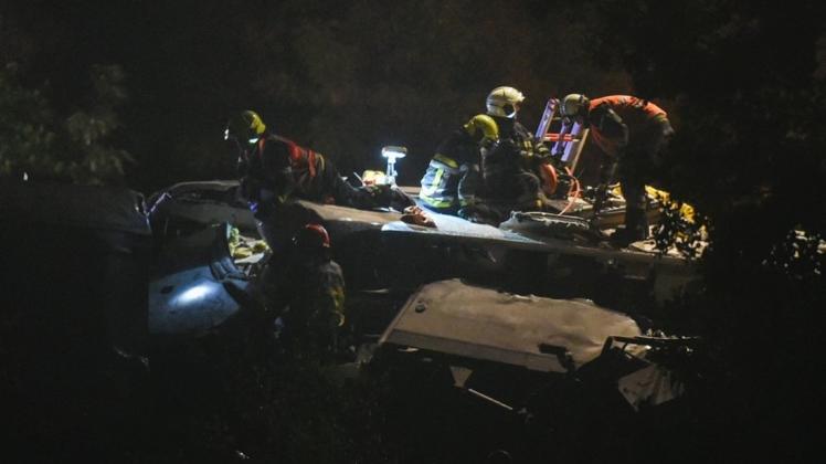 Bei dem schweren Zugunglück nahe der belgischen Stadt Lüttich sind mindestens drei Menschen getötet und neun verletzt worden. 