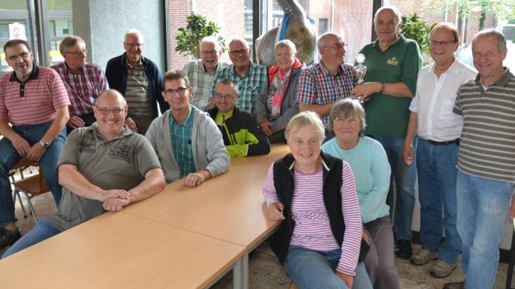 Beim 48. Volkswandertag in Ganderkesee beim Wanderclub Edelweiß hat Vorsitzender Uwe Meyer (3. v.r.) auch die Reservistenkameradschaft Delmenhorst ausgezeichnet. 