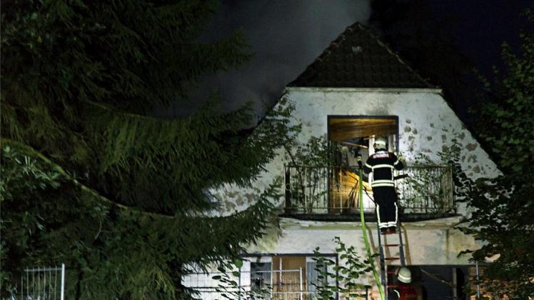 Ein unbewohntes Haus in einem Waldstück am Osnabrücker Klinikum hat in der Nacht zu Samstag gebrannt. Die Feuerwehr war mit 50 Einsatzkräften vor Ort. 