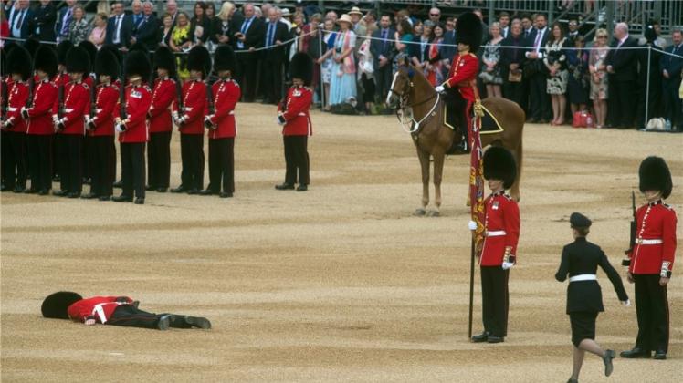 Großbritannien: Bei der Geburtstagsparade „Trooping of the Color“ für die Queen in London ist ein Soldat zusammengebrochen. 