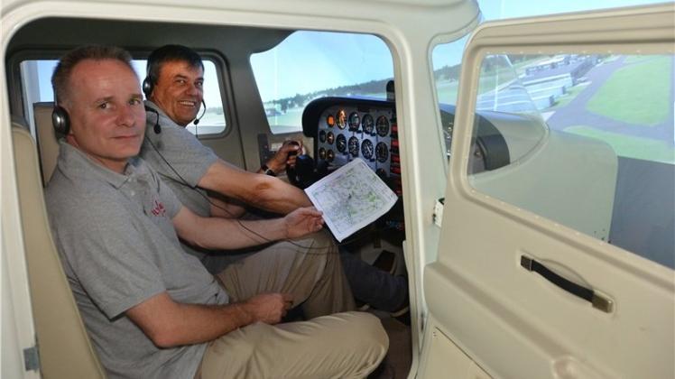 „Start frei!“: (v.l.) Die Betreiber und Piloten Jochen Klein und Wolfgang Schütte laden in ihren Cessna-172-Flugsimulator ein. Archivfoto: Thorsten Konkel