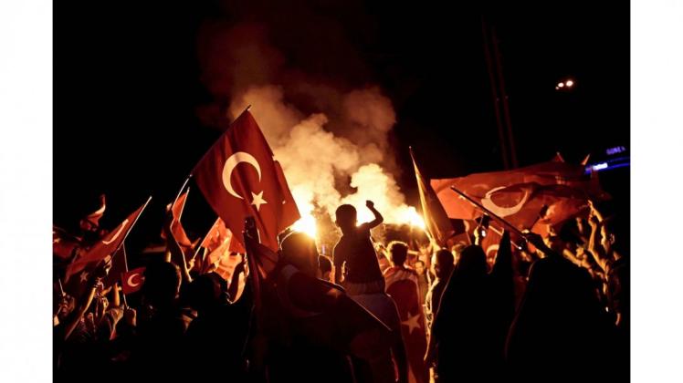 Außer Kontrolle: Erdogan-Anhänger feiern am 18. Juli 2016 auf dem Taksim-Platz in Istanbul die Niederschlagung des Putschversuchs wenige Tage zuvor. Folgen der politischen Eskalation am Bosporus bekommen auch die Türken in Osnabrück zu spüren. Ihre Gemeinschaft ist tief gespalten. 