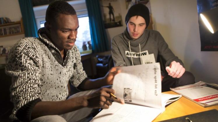 Gemeinsam zum Ziel: Nils hilft Flüchtling Abdul bei den Deutsch-Hausaufgaben. Fotos: Gert Westdörp