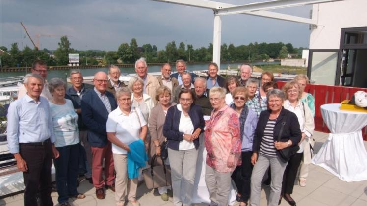 Auf der Marinaterrasse: die Teilnehmer des Klassentreffens mit Andreas Pante, Fachdienstleiter im Rathaus Bad Essen. Auf der Marinaterrasse: die Teilnehmer des Klassentreffens mit Andreas Pante, Fachdienstleiter im Rathaus Bad Essen.