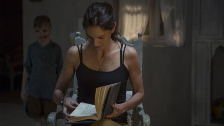 Keine Szene aus „The Walking Dead“: Sarah Wayne Callies als Mutter Maria und ihr untoter Sohn in „The other Side of the Door“. Keine Szene aus „The Walking Dead“: Sarah Wayne Callies als Mutter Maria und ihr untoter Sohn in „The other Side of the Door“.