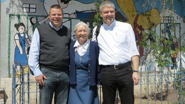 Bei einem Besuch in Chile entstand dieses Foto, das den Emsbürener Pfarrer Stephan Schwegmann (links) und Emslanddechant Thomas Burke mit Schwester Karoline Mayer zeigt. 