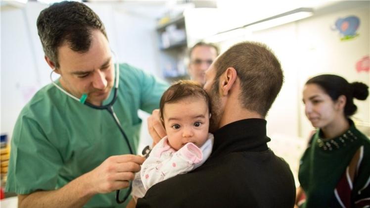 Mit dem Fremdsprachenführer sollen Einwanderer selbstbestimmt einen Arzt aussuchen könnnen. Symbolfoto: Kay Nietfeld/dpa