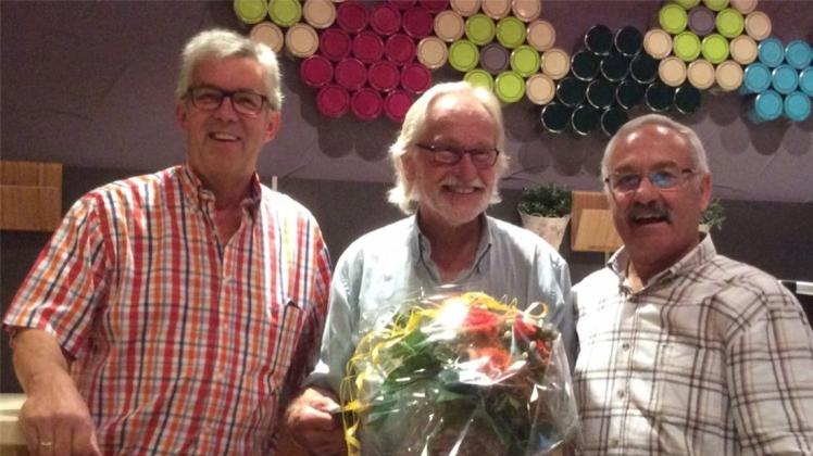 Zu 25 Jahren Ortsvereins-Vorsitz gratulieren Hans Josef Geesen (links) und Nazih Musharbash gratulieren Werner Völler (Mitte). 