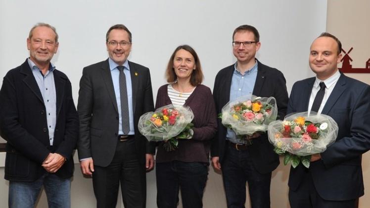 Die neue Meppener Ratsspitze (von links) mit dem Ratsvorsitzenden Richard Dickmann (UWG), Bürgermeister Helmut Knurbein (parteilos) sowie den stellvertretenden Bürgermeistern Andrea Kötter (SPD), Jochen Hilckmann (UWG) und Tobias Kemper (FDP). 