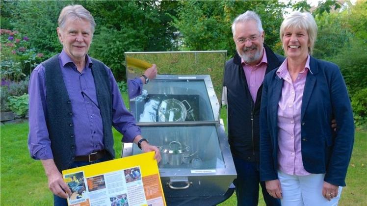 Über die großzügige Spende von Regina und Hans Schlotheuber für sein kenianisches Solar-Kocher-Projekt freut sich Hans-Georg Klaphake (links). Das Solar-Kocher-Model in seinem Bad Iburger Garten nutzt er auch manchmal zum Kochen. 