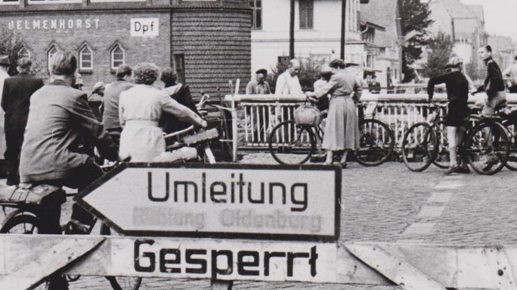 Radfahrer gehörten im Delmenhorst der fünfziger Jahre, dieses Foto stammt aus dem Jahr 1955, natürlich fest zum Bild auf den Straßen. 