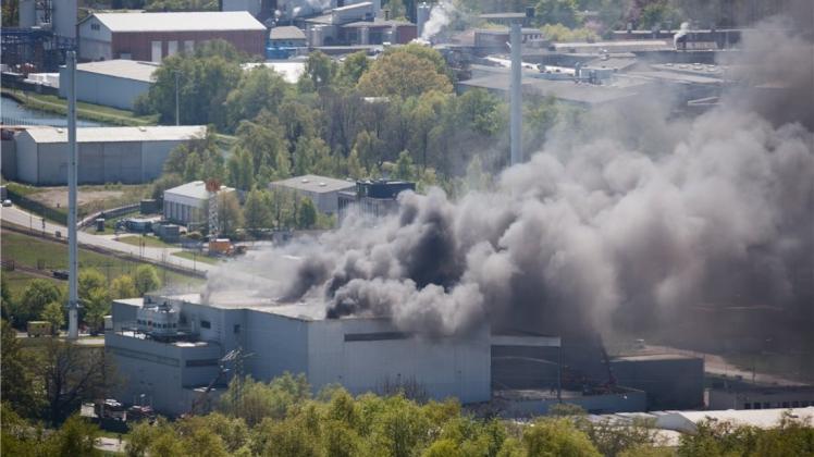 Dichter Rauch quoll am Vatertag aus einer Halle der Firma Helector. Dichter Rauch quoll am Vatertag aus einer Halle der Firma Helector.