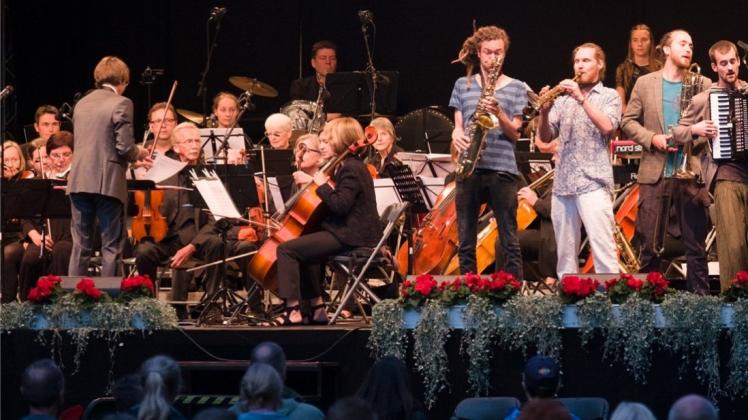 „Klassik meets Ska“: Die Kammersinfonie Oldenburg und die Band Skalinka standen beim dk-Sommerkonzert gemeinsam auf der Bühne. Fotos: Andreas Nistler