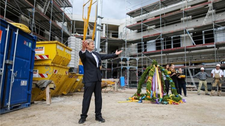 Prof. Dr. Swen Malte John, Leiter der Dermatologie, Umweltmedizin und Gesundheitstheorie an der Universität Osnabrück, bringt seine Freude beim Richtfest für die neue Hautklinik sichtbar zum Ausdruck. 