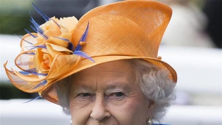 Queen Elizabeth II. in Orange und Blau. 