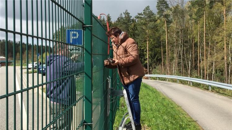 Über einen Zaun verkauft die Imbiss- und Raststättenbetreiberin Christina Wagner an einer Autobahnraststätte an der A9 (Berlin-Nürnberg) Bratwürste. Doch seit Jahren liefern sich die Behörden mit ihrer Besitzerin einen obskuren Bratwurststreit. 