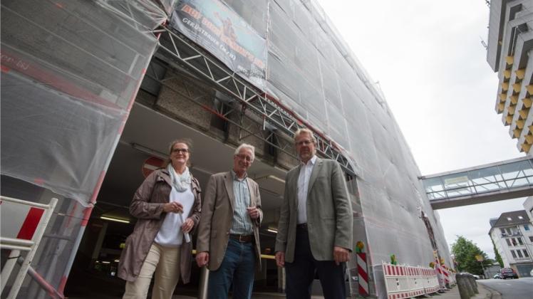 Stellten die Planungen für das Delmenhorster Parkhaus vor: Stadtbaurätin Bianca Urban, Oberbürgermeister Axel Jahnz und SWD-Geschäftsführer Hans-Ulrich Salmen. 