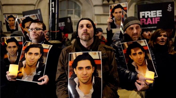 Protest gegen die drakonische Bestrafung des Bloggers Raif Badawi: Demonstranten vor der saudischen Botschaft in London. 