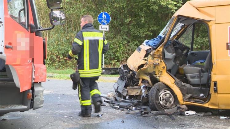 An der Kreuzung Kimmer Landstraße/Bergedorfer Straße sind am Montagnachmittag ein Lastwagen und ein Transporter zusammengestoßen. Der Fahrer des Transporters wurde lebensgefährlich verletzt. 