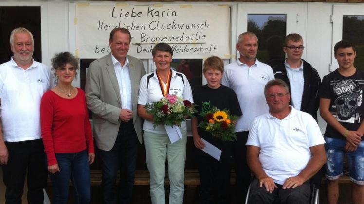 Einen überraschenden Empfang bereitete der Bogensportclub Werlte zusammen mit dem Werlter Bürgermeister Daniel Thele (3. von links) den DM-Teilnehmern Karin Schmidt (4. von links) und Mathias Kramer (5. von links). 