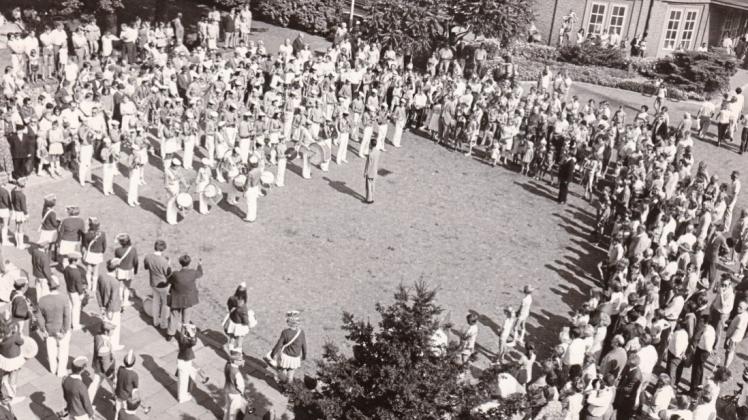 August 1971: Die Cadets de la Sarthe und der DTB-Spielmannszug geben ein gemeinsames Platzkonzert zwischen Markthalle und Rathaus. 