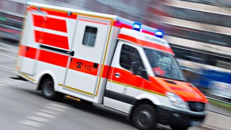 Drei Menschen sind nach einem Verkehrsunfall auf der „Haferflockenkreuzung“ in Moordeich mit leichten Verletzungen ins Krankenhaus gebracht worden. Symbolfoto: dpa
