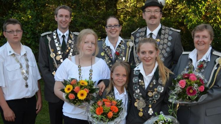 Die Schönemoorer Schützen haben neue Majestäten: (hinten von links) Fynn Ehlers, Torben Spille, Königin Svenja Mutke, König Manfred Bührmann und Anke Kruse sowie (vorne von links) Kristin Siekmann, Delia Richter und Kim-Alina Ehlers. Die Schönemoorer Schützen haben neue Majestäten: (hinten von links) Fynn Ehlers, Torben Spille, Königin Svenja Mutke, König Manfred Bührmann und Anke Kruse sowie (vorne von links) Kristin Siekmann, Delia Richter und Kim-Alina Ehlers.