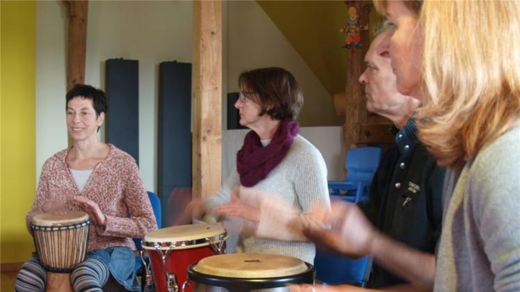 In der Gruppe macht Trommeln am meisten Spaß (von links): Sabine, Christiane, Reinhard und Claudia versuchen sich an der rhythmischen „Teekanne“. 